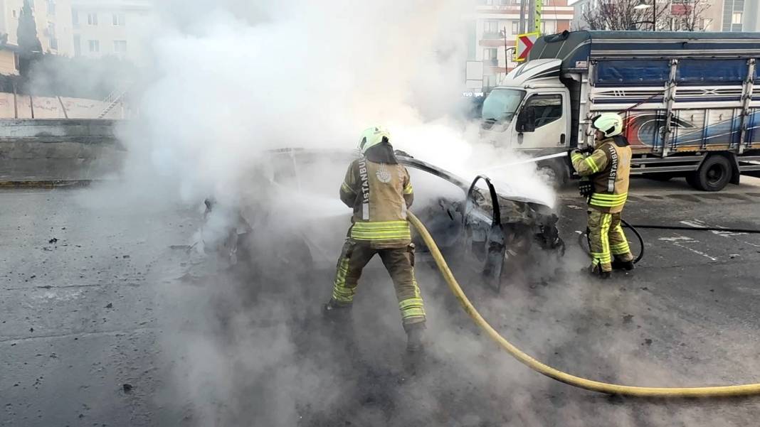 Alev topuna dönen araç, 7 araca çarptı 5